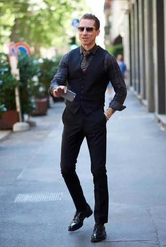 Dunkelbraune Krawatte mit Paisley-Muster kombinieren – 72 Herren Outfits: Entscheiden Sie sich für eine dunkelblaue Weste und eine dunkelbraune Krawatte mit Paisley-Muster für einen stilvollen, eleganten Look. Wenn Sie nicht durch und durch formal auftreten möchten, vervollständigen Sie Ihr Outfit mit schwarzen Leder Derby Schuhen.