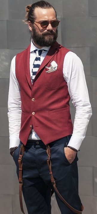 Weiße und rote horizontal gestreifte Krawatte kombinieren – 27 Herren Outfits: Kombinieren Sie eine dunkelrote Weste mit einer weißen und roten horizontal gestreiften Krawatte für einen stilvollen, eleganten Look.
