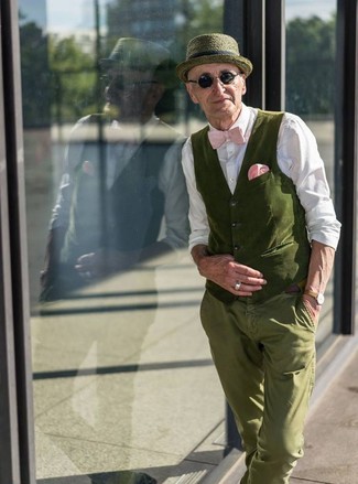Fuchsia Einstecktuch kombinieren – 142 Sommer Herren Outfits: Entscheiden Sie sich für eine olivgrüne Baumwollweste und ein fuchsia Einstecktuch für ein sonntägliches Mittagessen mit Freunden. Ein insgesamt sehr cooles Sommer-Outfit.