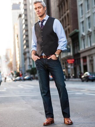 40 Jährige: Braune Weste kombinieren – 5 Smart-Casual Herren Outfits warm Wetter: Kombinieren Sie eine braune Weste mit dunkelblauen Jeans für einen stilvollen, eleganten Look. Ergänzen Sie Ihr Look mit rotbraunen Leder Brogues.