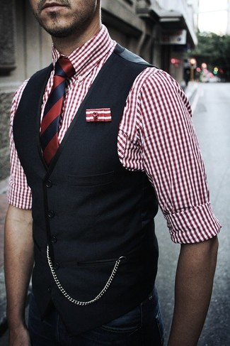 Vertikal gestreifte Krawatte kombinieren – 309 Herren Outfits: Kombinieren Sie eine dunkelblaue Weste mit einer vertikal gestreiften Krawatte, um vor Klasse und Perfektion zu strotzen.