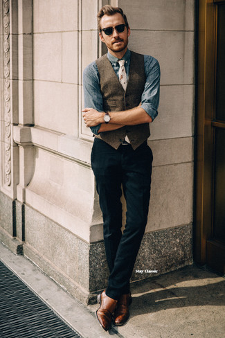 Beige bedruckte Krawatte kombinieren – 74 Herren Outfits: Kombinieren Sie eine dunkelbraune Wollweste mit einer beige bedruckten Krawatte für einen stilvollen, eleganten Look. Suchen Sie nach leichtem Schuhwerk? Entscheiden Sie sich für braunen Doppelmonks aus Leder für den Tag.
