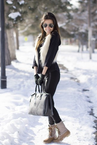 Beige Winterschuhe kombinieren – 9 Damen Outfits: Eine weiße Pelzweste und schwarze Lederleggings sind absolut Casual-Basics und können mit einer Vielzahl von Stücken kombiniert werden. Ergänzen Sie Ihr Look mit beige Winterschuhen.
