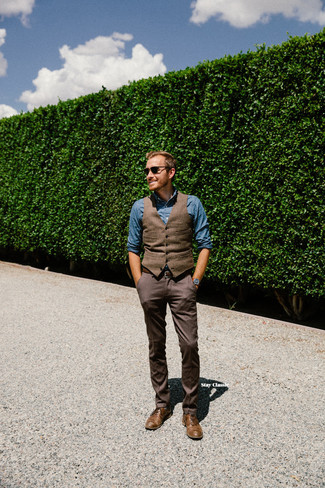 Dunkelbraune Anzughose kombinieren – 952+ Herren Outfits: Tragen Sie eine braune Wollweste und eine dunkelbraune Anzughose, um vor Klasse und Perfektion zu strotzen. Fühlen Sie sich mutig? Komplettieren Sie Ihr Outfit mit braunen Leder Oxford Schuhen.