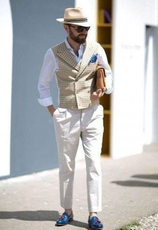 30 Jährige: Beige Weste kombinieren – 7 Elegante Sommer Herren Outfits: Vereinigen Sie eine beige Weste mit einer weißen Anzughose für einen stilvollen, eleganten Look. Fühlen Sie sich ideenreich? Entscheiden Sie sich für blauen Leder Slipper mit Quasten. Das ist eindeutig ein perfekt passender Look für Sommerabende!