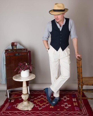 Dunkelblaue Segeltuch Slipper kombinieren – 44 Herren Outfits: Kombinieren Sie eine dunkelblaue Weste mit einer weißen Anzughose für einen stilvollen, eleganten Look. Dunkelblaue Segeltuch Slipper verleihen einem klassischen Look eine neue Dimension.