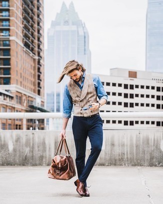 Weste kombinieren – 500+ Smart-Casual Herren Outfits: Die modische Kombination aus einer Weste und einer dunkelblauen Chinohose ist perfekt für einen Tag im Büro. Entscheiden Sie sich für braunen Leder Oxford Schuhe, um Ihr Modebewusstsein zu zeigen.
