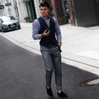 Weste kombinieren – 500+ Herren Outfits: Entscheiden Sie sich für einen klassischen Stil in einer Weste und einer dunkelgrauen Chinohose. Dunkelblaue Wildleder Slipper sind eine ideale Wahl, um dieses Outfit zu vervollständigen.