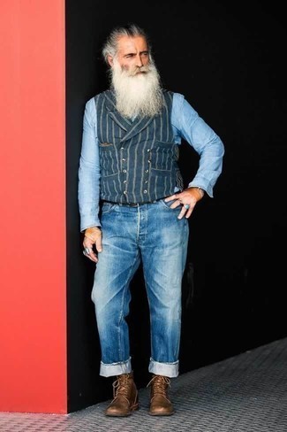 60 Jährige: Welche Jeans mit dunkelblauer Weste zu tragen – 7 Herren Outfits: Vereinigen Sie eine dunkelblaue Weste mit Jeans für einen für die Arbeit geeigneten Look. Eine braune Lederfreizeitstiefel liefern einen wunderschönen Kontrast zu dem Rest des Looks.