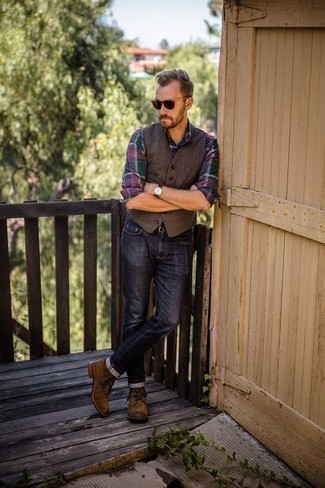 Wie dunkelbraune Weste mit dunkelblauer Jeans zu kombinieren – 52 Herren Outfits: Entscheiden Sie sich für eine dunkelbraune Weste und dunkelblauen Jeans, um vor Klasse und Perfektion zu strotzen. Wenn Sie nicht durch und durch formal auftreten möchten, komplettieren Sie Ihr Outfit mit einer braunen Wildlederfreizeitstiefeln.
