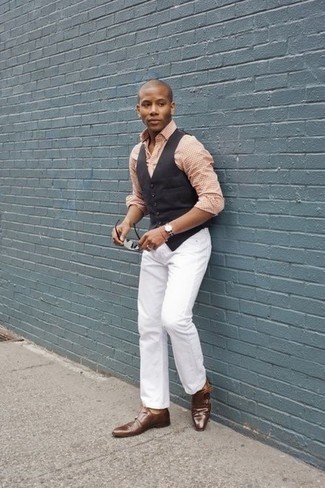 Schwarze Weste kombinieren – 15 Sommer Herren Outfits: Paaren Sie eine schwarze Weste mit weißen Jeans für eine klassischen und verfeinerte Silhouette. Entscheiden Sie sich für braunen Doppelmonks aus Leder, um Ihr Modebewusstsein zu zeigen. Dieser Look  ist für den Sommer einfach genial.