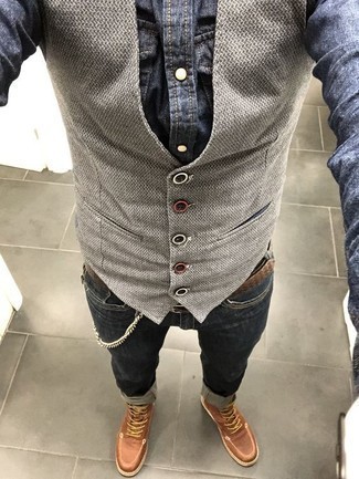Graue Wollweste kombinieren – 50 Smart-Casual Herren Outfits: Entscheiden Sie sich für eine graue Wollweste und dunkelblauen Jeans, um vor Klasse und Perfektion zu strotzen. Wenn Sie nicht durch und durch formal auftreten möchten, wählen Sie eine braune Lederfreizeitstiefel.