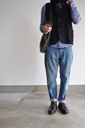 Dunkelblauen Schal mit Schottenmuster kombinieren – 74 Herren Outfits: Kombinieren Sie eine schwarze Weste mit einem dunkelblauen Schal mit Schottenmuster, um einen lockeren, aber dennoch stylischen Look zu erhalten. Putzen Sie Ihr Outfit mit dunkelbraunen Leder Derby Schuhen.