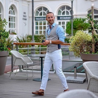 Braune Leder Mokassins kombinieren – 77 Herren Outfits: Kombinieren Sie eine graue Weste mit weißen Jeans für eine klassischen und verfeinerte Silhouette. Wenn Sie nicht durch und durch formal auftreten möchten, vervollständigen Sie Ihr Outfit mit braunen Leder Mokassins.