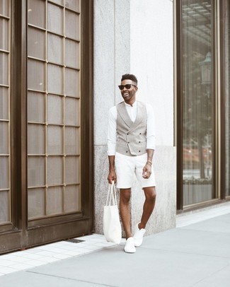 Weiße Weste kombinieren – 68 Herren Outfits: Paaren Sie eine weiße Weste mit weißen Shorts, um einen modischen Freizeitlook zu kreieren. Fühlen Sie sich ideenreich? Vervollständigen Sie Ihr Outfit mit weißen Segeltuch niedrigen Sneakers.
