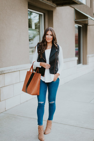 Weste kombinieren – 298 Damen Outfits: Tragen Sie eine Weste und blauen enge Jeans mit Destroyed-Effekten, um einen zeitgenössischen Wochenend-Look zu erhalten. Beige Leder Stiefeletten fügen sich nahtlos in einer Vielzahl von Outfits ein.