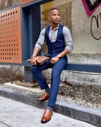 Rotbraune Leder Slipper kombinieren – 500+ Herren Outfits: Entscheiden Sie sich für einen klassischen Stil in einer dunkelblauen vertikal gestreiften Weste und einer dunkelblauen vertikal gestreiften Anzughose. Rotbraune Leder Slipper leihen Originalität zu einem klassischen Look.