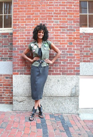 Ledergürtel kombinieren – 500+ Damen Outfits: Wenn Sie ein lässiges Outfit erhalten möchten, bleiben eine olivgrüne Weste und ein Ledergürtel ein Klassiker. Schwarze beschlagene Leder Sandaletten sind eine großartige Wahl, um dieses Outfit zu vervollständigen.