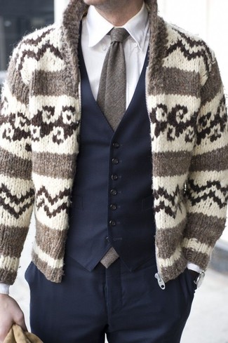 Wie braunen Pullover mit einem Reißverschluß mit Norwegermuster mit dunkelblauer Anzughose zu kombinieren – 1 Herren Outfits: Kombinieren Sie einen braunen Pullover mit einem Reißverschluß mit Norwegermuster mit einer dunkelblauen Anzughose für einen stilvollen, eleganten Look.