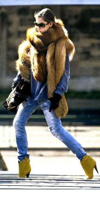 Braune Pelzweste kombinieren – 20 Damen Outfits: Probieren Sie die Paarung aus einer braunen Pelzweste und blauen Jeans mit Destroyed-Effekten für einen super coolen lässigen City-Look. Senf Wildleder Stiefeletten sind eine großartige Wahl, um dieses Outfit zu vervollständigen.