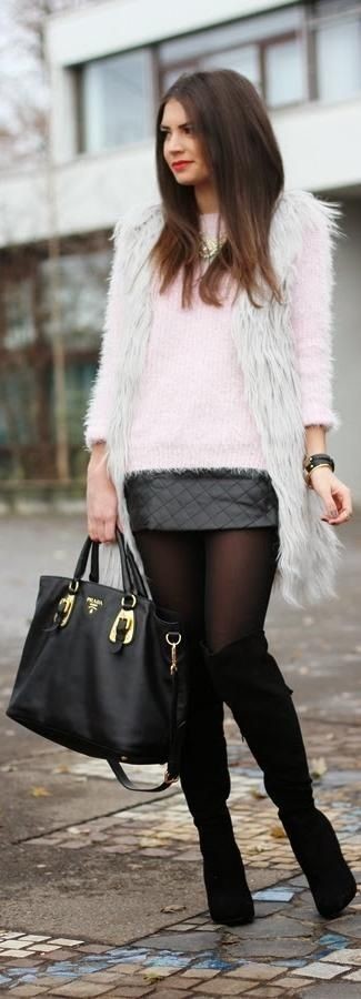 graue Pelzweste, rosa flauschiger Pullover mit einem Rundhalsausschnitt, schwarzer gesteppter Leder Minirock, schwarze Overknee Stiefel aus Wildleder für Damen