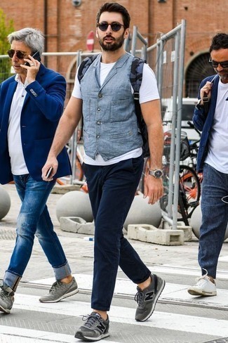 Jeansüberzug kombinieren – 21 Herren Outfits: Kombinieren Sie einen Jeansüberzug mit einer dunkelblauen Chinohose für einen stilvollen, eleganten Look. Dieses Outfit passt hervorragend zusammen mit grauen Sportschuhen.