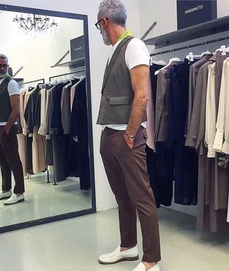 Weste kombinieren – 500+ Herren Outfits: Vereinigen Sie eine Weste mit einer braunen Chinohose, um vor Klasse und Perfektion zu strotzen. Weiße Leder Slipper sind eine perfekte Wahl, um dieses Outfit zu vervollständigen.