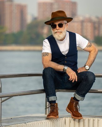 50 Jährige: Hut kombinieren – 129 Herren Outfits warm Wetter: Tragen Sie eine dunkelblaue Weste und einen Hut für ein bequemes Outfit, das außerdem gut zusammen passt. Ergänzen Sie Ihr Outfit mit einer braunen Wildlederfreizeitstiefeln, um Ihr Modebewusstsein zu zeigen.
