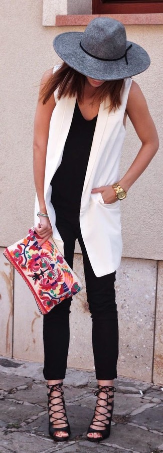 30 Jährige: Weiße Jacke kombinieren – 172 Damen Outfits: Probieren Sie diese Kombination aus einer weißen Jacke und einer schwarzen enger Hose, um ein perfektes Casual-Outfit zu erzeugen, der im Kleiderschrank der Frau auf keinen Fall fehlen darf. Schwarze Leder Sandaletten sind eine großartige Wahl, um dieses Outfit zu vervollständigen.