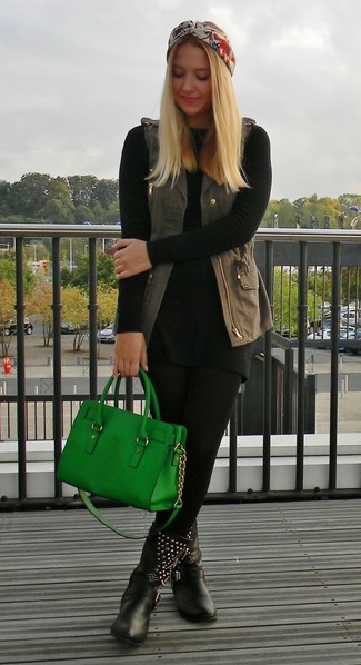 Grüne Handtasche kombinieren – 5 Damen Outfits: Das Praktische an einer dunkelgrauen Jeansweste und einer grünen Handtasche ist, dass man sie mit verschiedenen Stücken paaren und völlig unterschiedliche Outfits kreieren kann. Fühlen Sie sich ideenreich? Wählen Sie schwarzen beschlagenen Leder mittelalte Stiefel.
