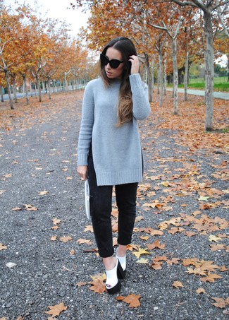 Weiße und schwarze klobige Leder Sandaletten kombinieren – 9 Damen Outfits