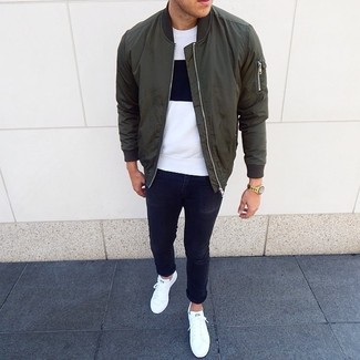 Welche Jeans mit weißen und schwarzen T-Shirts mit einem Rundhalsausschnitt zu tragen – 2000+ Herren Outfits