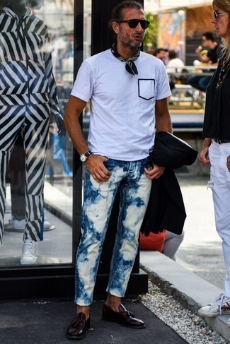 Welche Jeans mit weißen und schwarzen T-Shirts mit einem Rundhalsausschnitt zu tragen – 2000+ Herren Outfits
