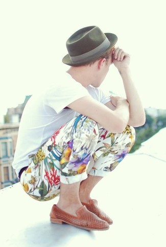 Weiße und schwarze Chinohose mit Blumenmuster kombinieren – 5 Herren Outfits