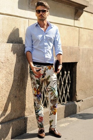 Weiße und schwarze Chinohose mit Blumenmuster kombinieren – 5 Herren Outfits