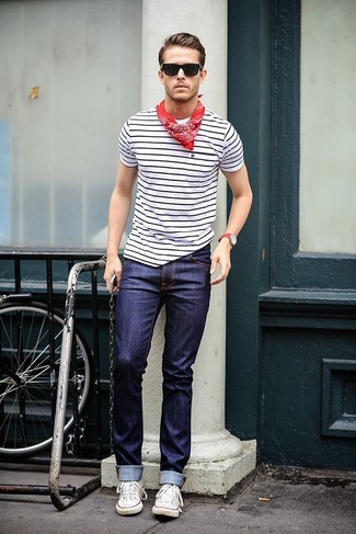 Wie weißes und schwarzes horizontal gestreiftes T-Shirt mit einem Rundhalsausschnitt mit blauer Jeans zu kombinieren – 145 Herren Outfits
