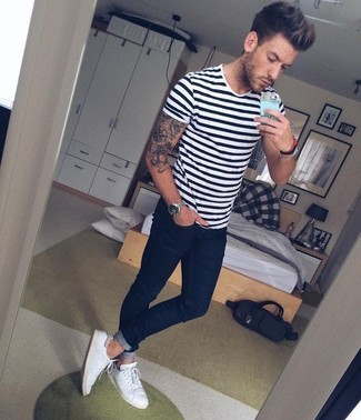 Wie weißes und schwarzes horizontal gestreiftes T-Shirt mit einem Rundhalsausschnitt mit blauer Jeans zu kombinieren – 145 Herren Outfits