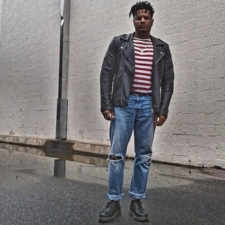 Wie weißes und schwarzes horizontal gestreiftes T-Shirt mit einem Rundhalsausschnitt mit blauer Jeans zu kombinieren – 20 Herren Outfits kühl Wetter