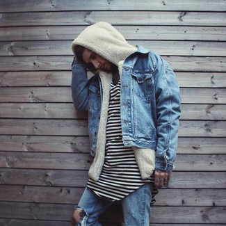 Wie weißes und schwarzes horizontal gestreiftes T-Shirt mit einem Rundhalsausschnitt mit blauer Jeans zu kombinieren – 145 Herren Outfits