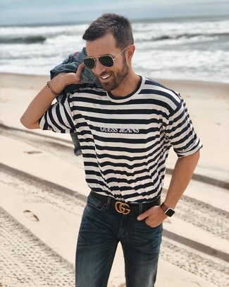 Wie weißes und schwarzes horizontal gestreiftes T-Shirt mit einem Rundhalsausschnitt mit blauer Jeans zu kombinieren – 145 Herren Outfits