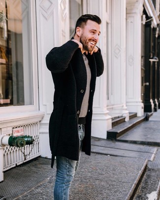 Wie weißes und schwarzes horizontal gestreiftes T-Shirt mit einem Rundhalsausschnitt mit blauer Jeans zu kombinieren – 20 Herren Outfits kühl Wetter