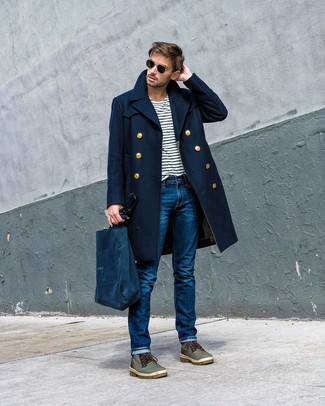 Wie weißes und schwarzes horizontal gestreiftes T-Shirt mit einem Rundhalsausschnitt mit blauer Jeans zu kombinieren – 20 Herren Outfits kühl Wetter