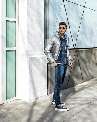 Wie weißes und schwarzes horizontal gestreiftes T-Shirt mit einem Rundhalsausschnitt mit blauer Jeans zu kombinieren – 20 Herren Outfits kühl Wetter
