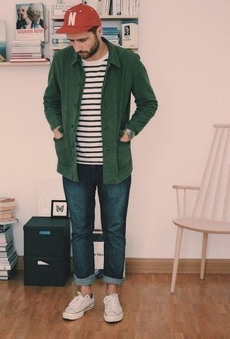20 Jährige: Wie weißes und schwarzes horizontal gestreiftes T-Shirt mit einem Rundhalsausschnitt mit blauer Jeans zu kombinieren – 28 Herren Outfits