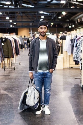 Wie weißes und schwarzes horizontal gestreiftes T-Shirt mit einem Rundhalsausschnitt mit blauer Jeans zu kombinieren – 20 Herren Outfits kühl Wetter