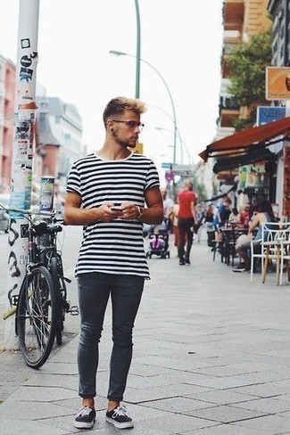 20 Jährige: Wie weißes und schwarzes horizontal gestreiftes T-Shirt mit einem Rundhalsausschnitt mit blauer Jeans zu kombinieren – 28 Herren Outfits
