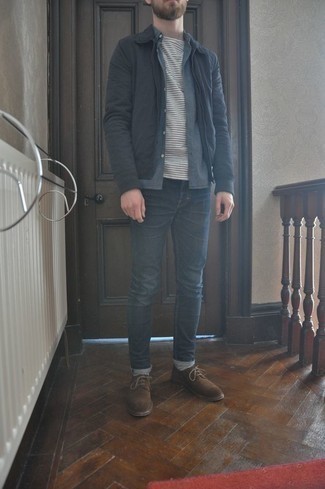 Wie weißes und schwarzes horizontal gestreiftes T-Shirt mit einem Rundhalsausschnitt mit blauer Jeans zu kombinieren – 20 Herren Outfits kühl Wetter
