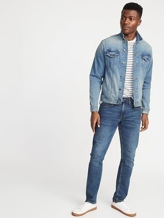 20 Jährige: Wie weißes und schwarzes horizontal gestreiftes T-Shirt mit einem Rundhalsausschnitt mit blauer Jeans zu kombinieren – 28 Herren Outfits