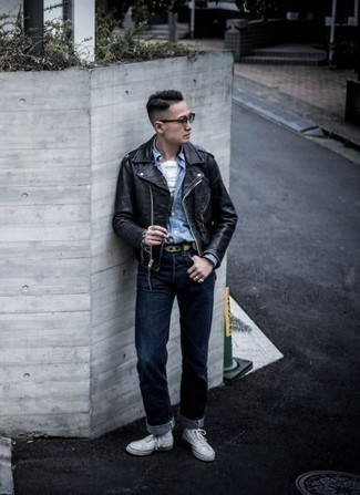 Wie weißes und schwarzes horizontal gestreiftes T-Shirt mit einem Rundhalsausschnitt mit blauer Jeans zu kombinieren – 20 Herren Outfits kühl Wetter