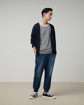 20 Jährige: Wie weißes und schwarzes horizontal gestreiftes T-Shirt mit einem Rundhalsausschnitt mit blauer Jeans zu kombinieren – 28 Herren Outfits